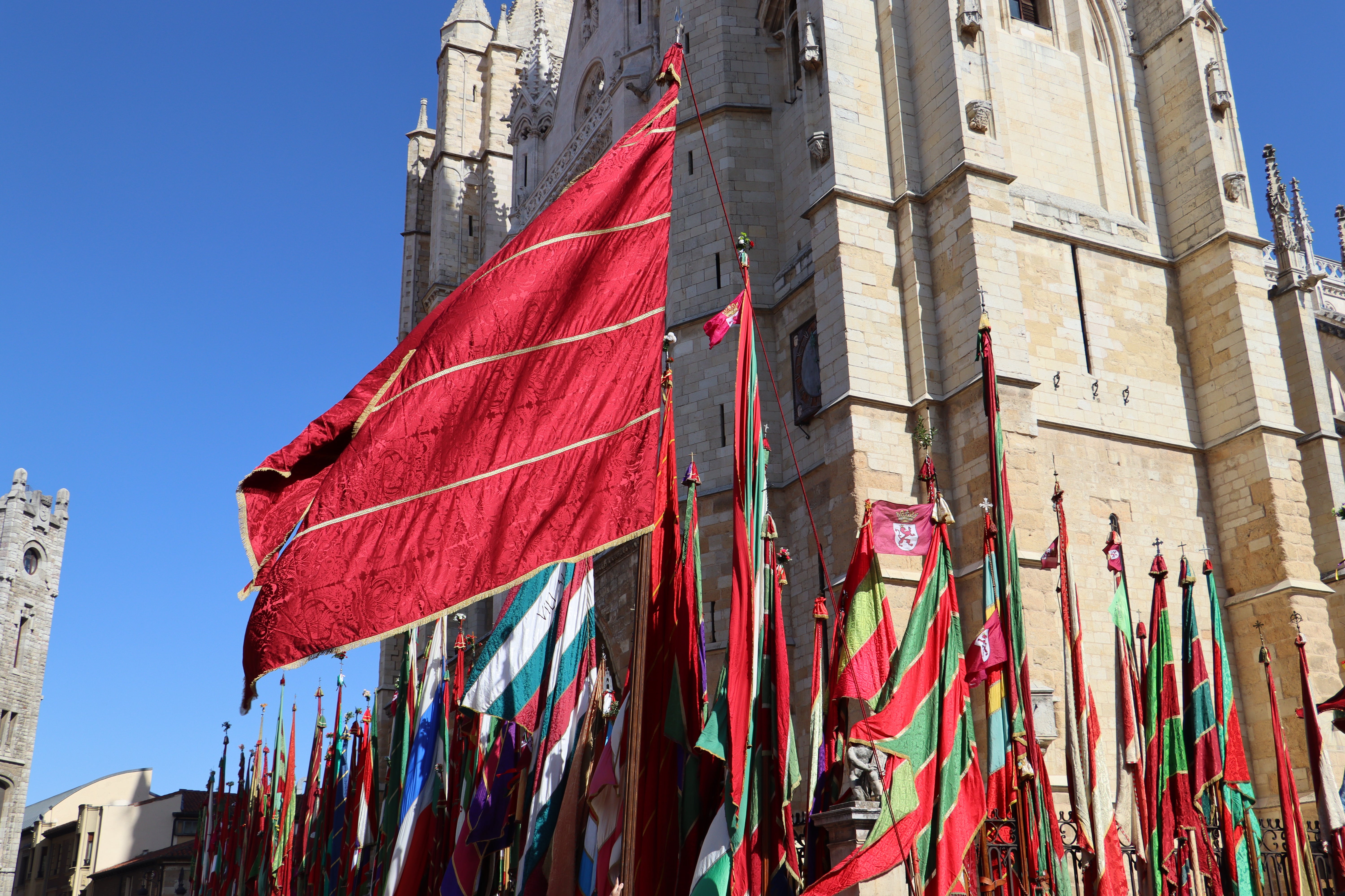 Las mejores imágenes del desfile de pendones por León