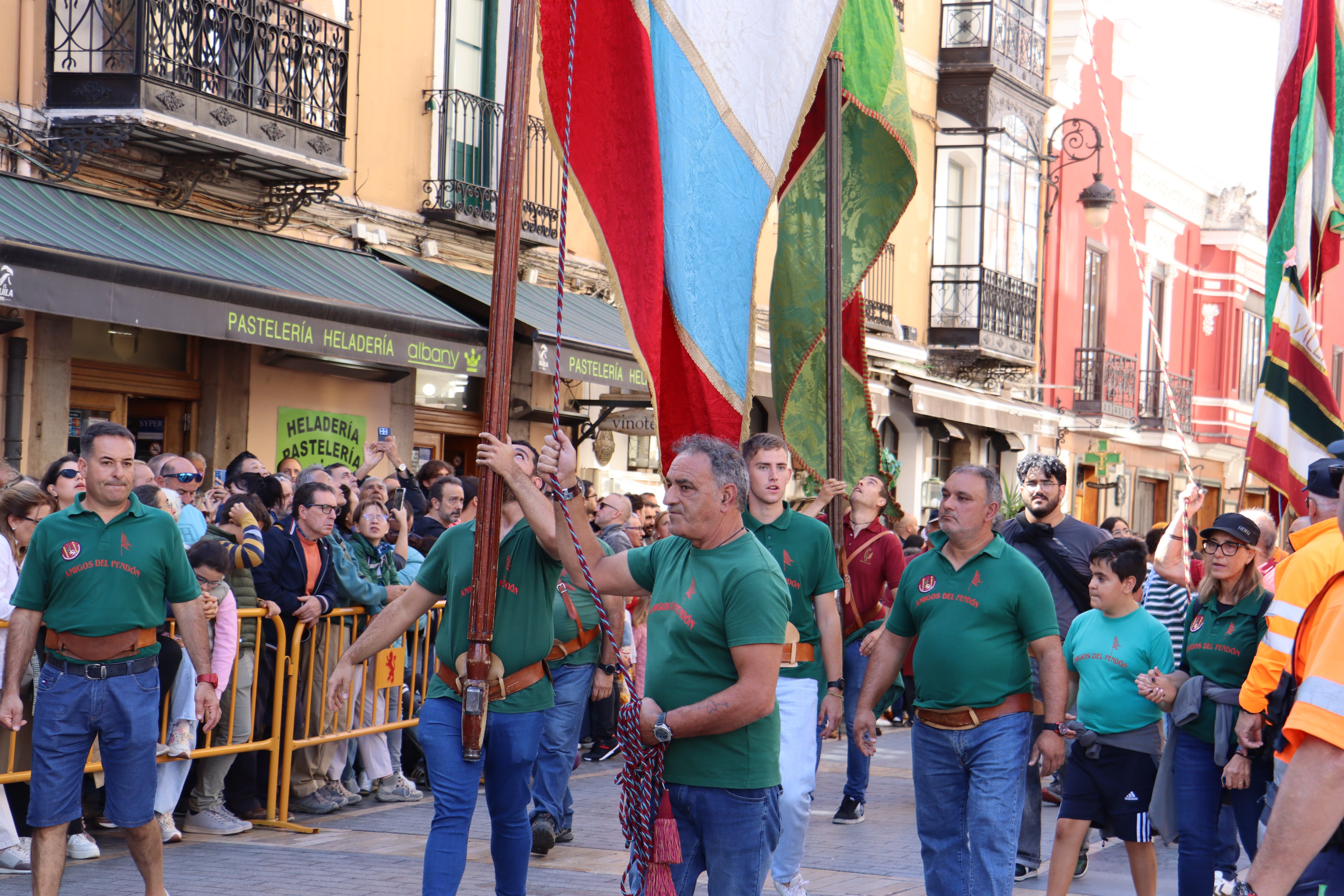 Las mejores imágenes del desfile de pendones por León
