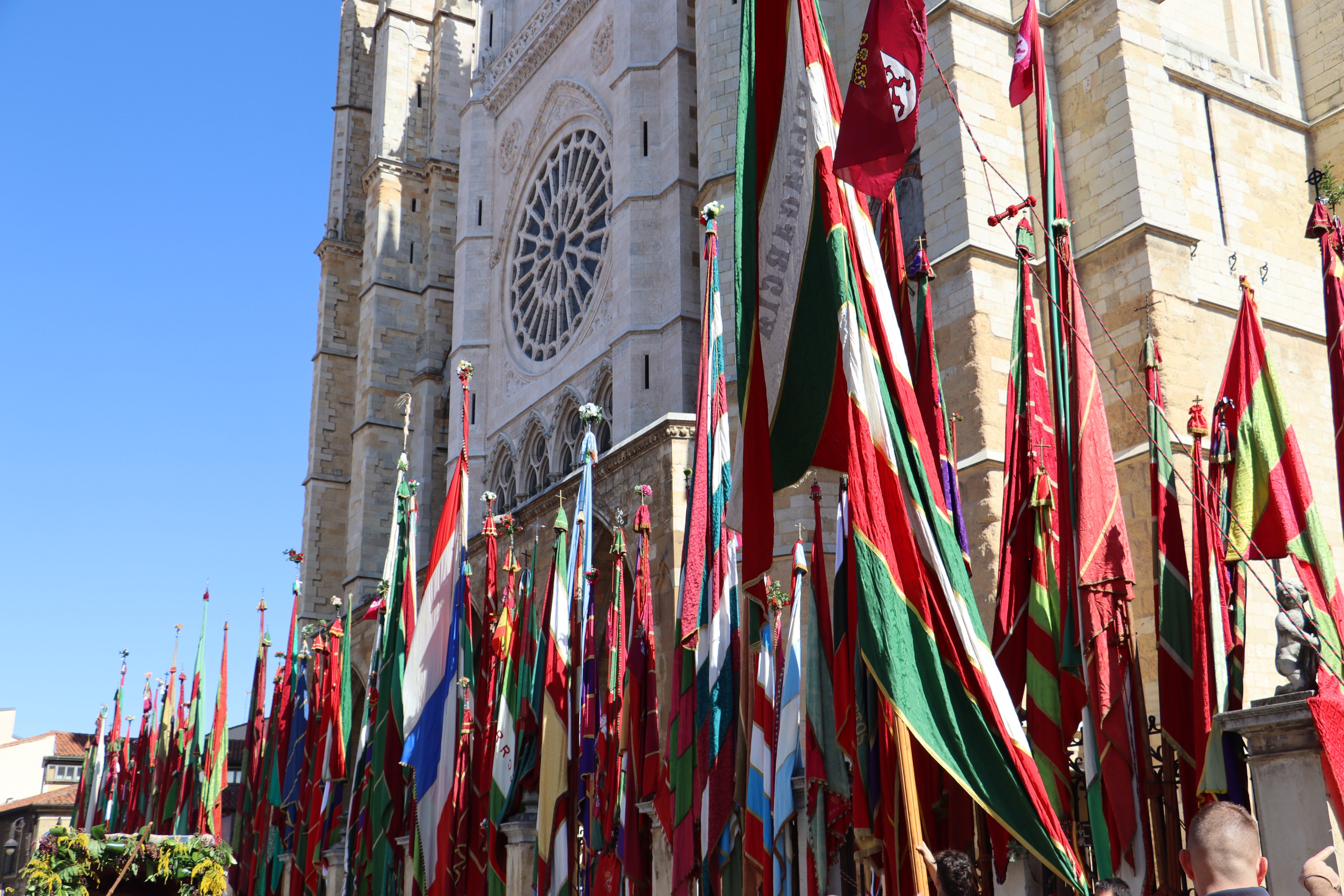 Las mejores imágenes del desfile de pendones por León