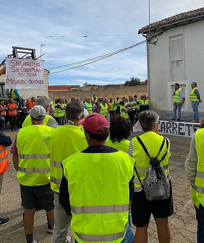 Imagen secundaria 2 - Vecinos de Gradefes se manifiestan para reclamar a la Junta el arreglo de la carretera LE-213