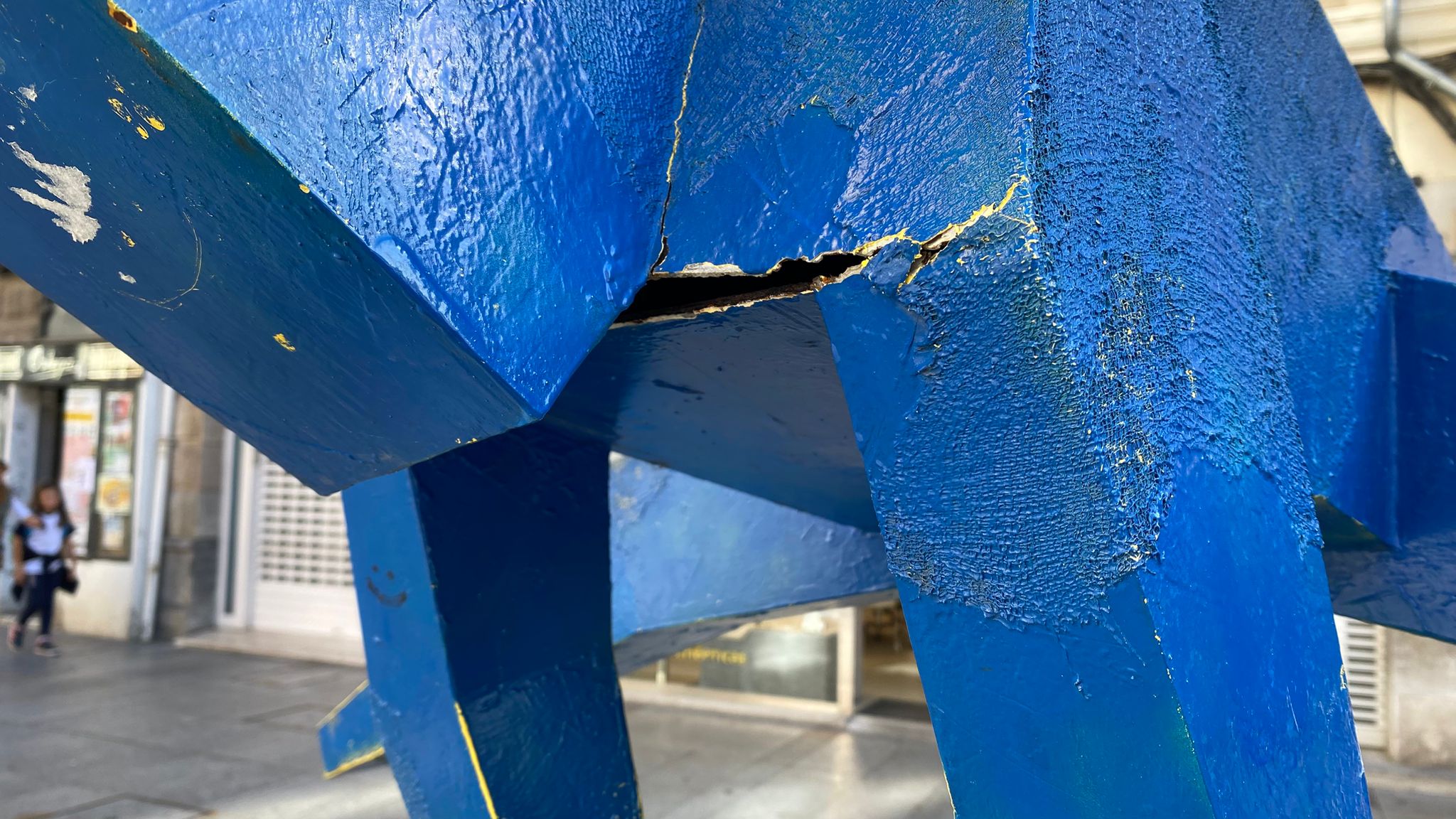 Las imágenes de la escultura vandalizada en León