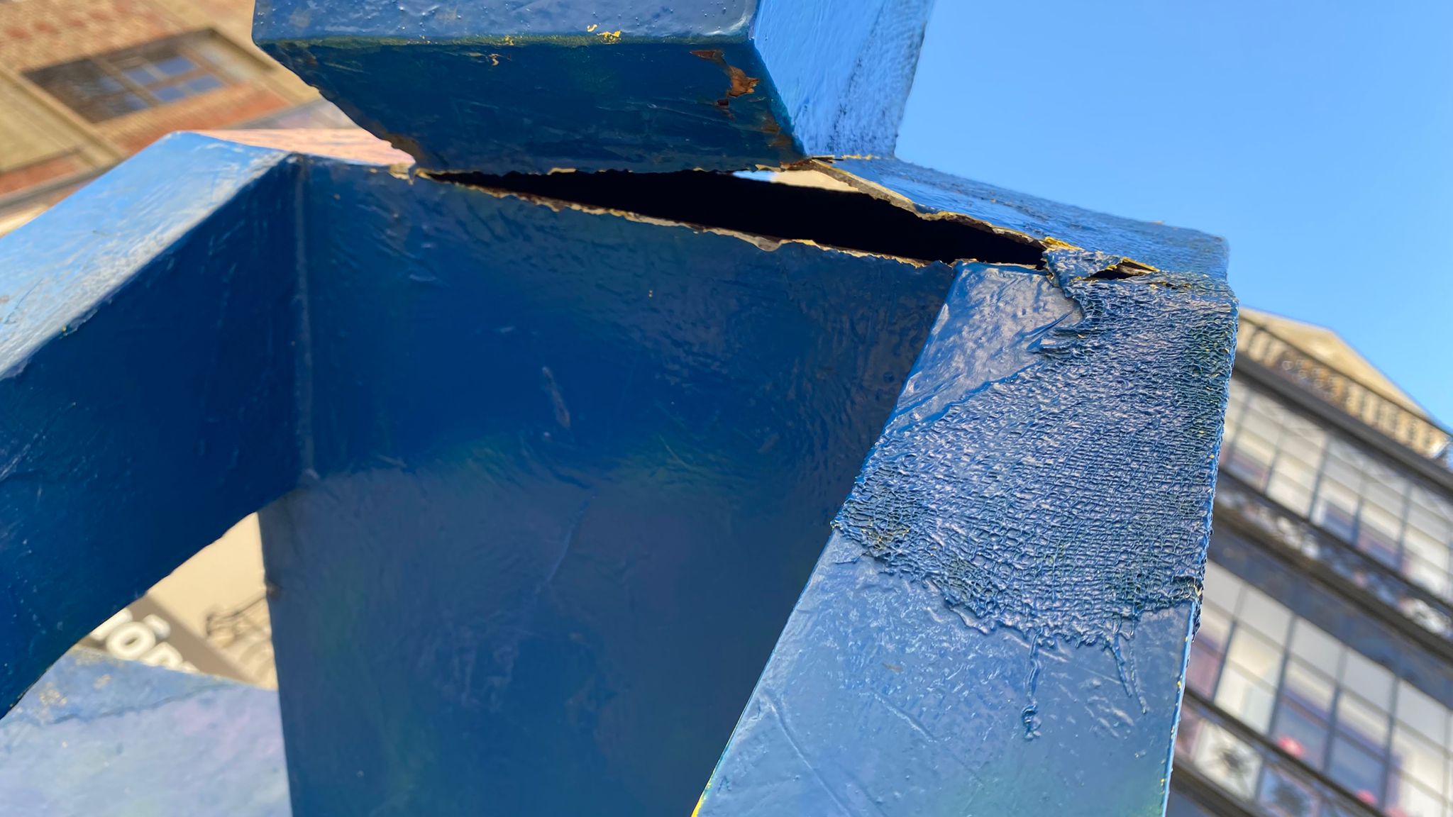 Las imágenes de la escultura vandalizada en León