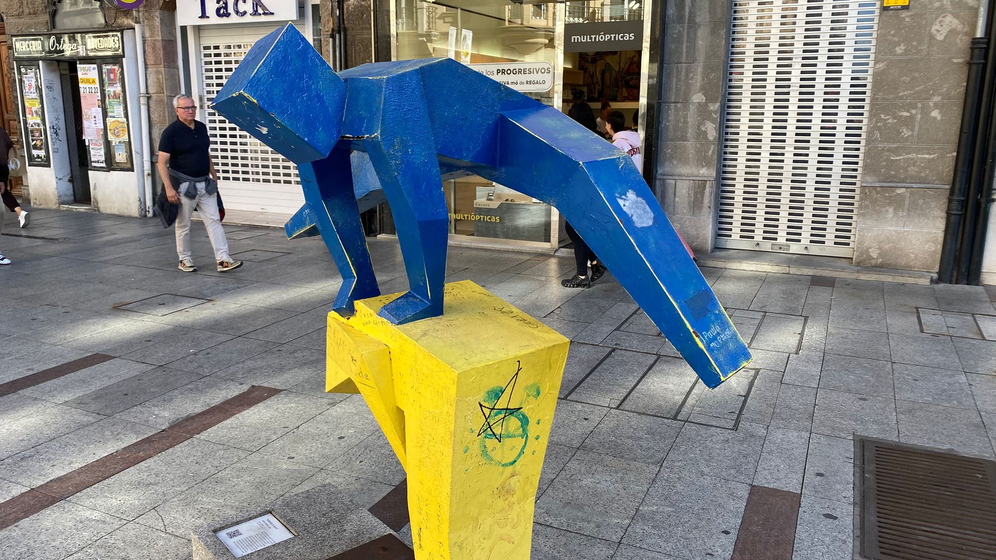 Las imágenes de la escultura vandalizada en León