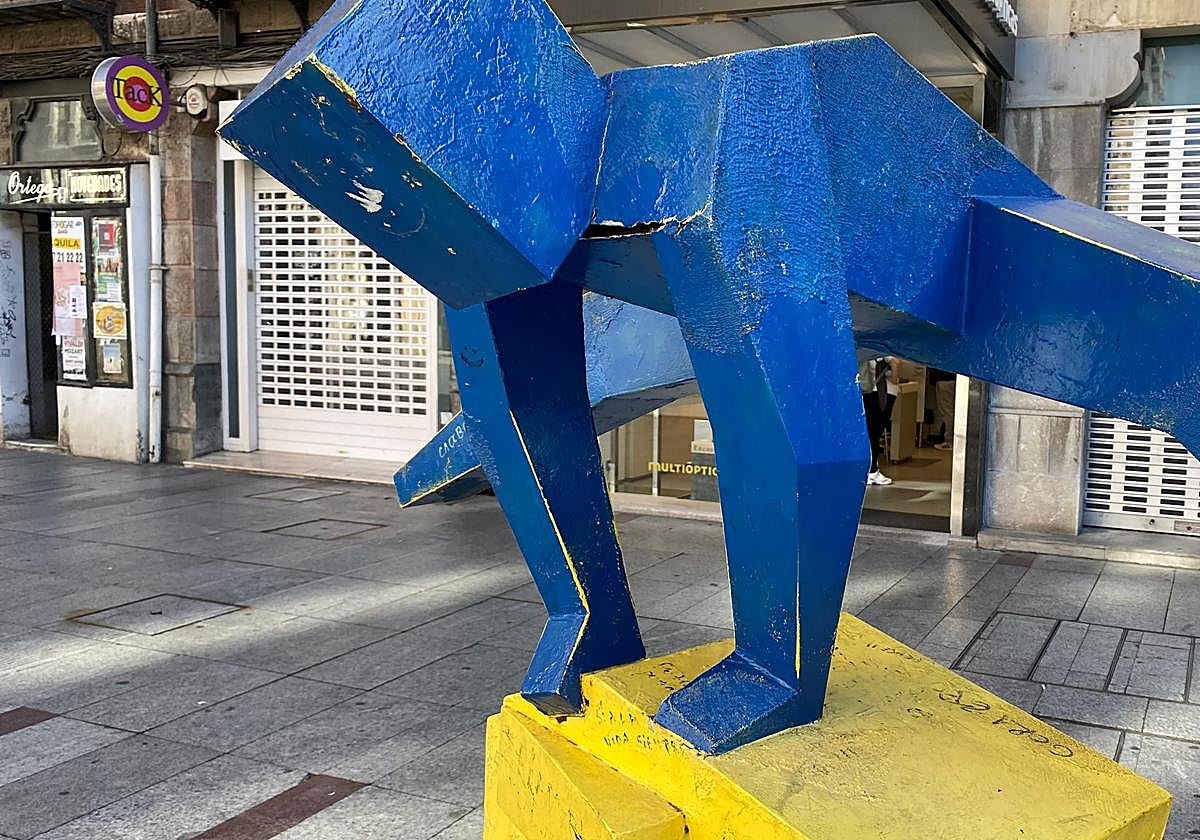 Imagen de la escultura Saltando el burro, en León.
