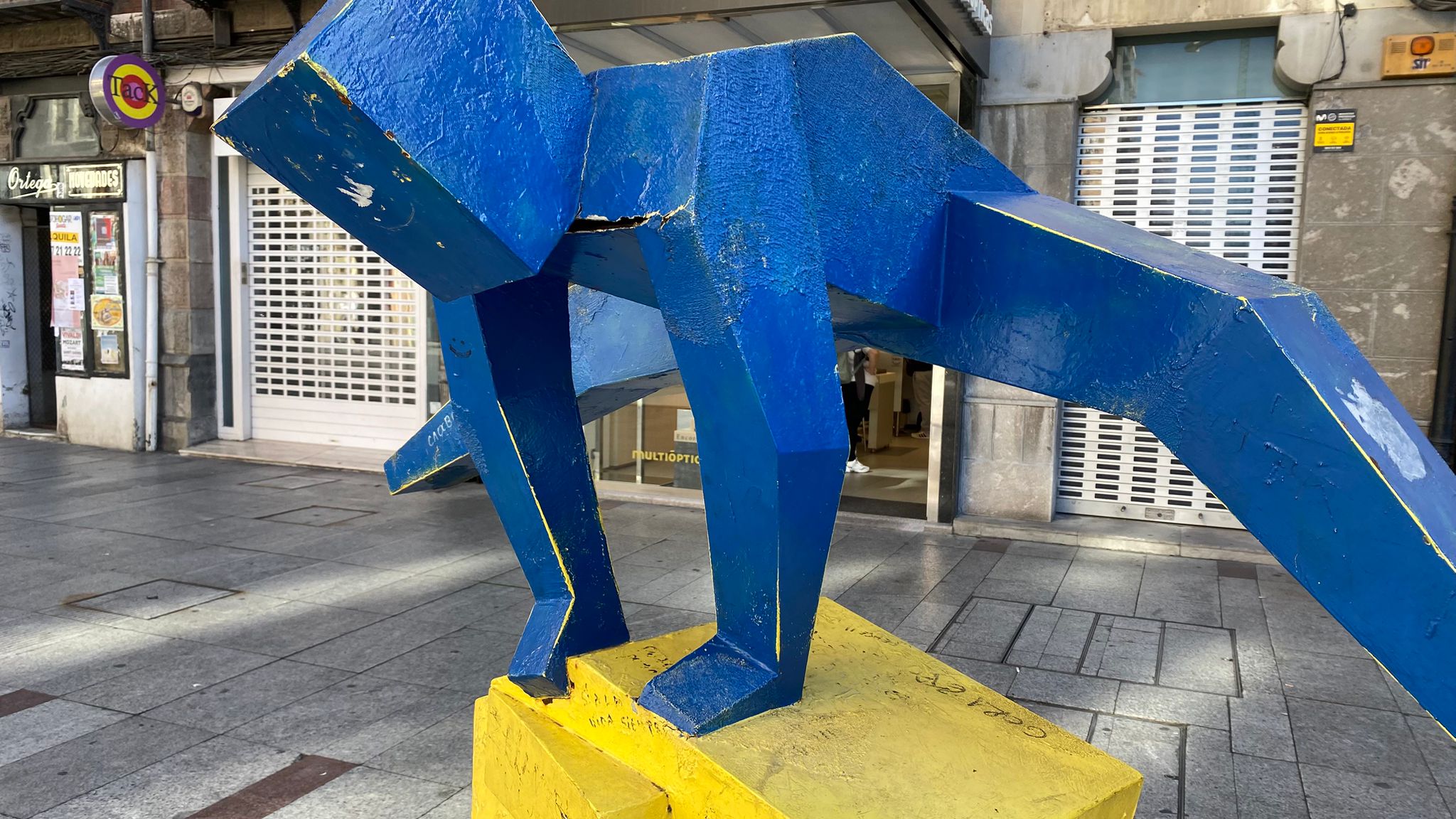 Las imágenes de la escultura vandalizada en León