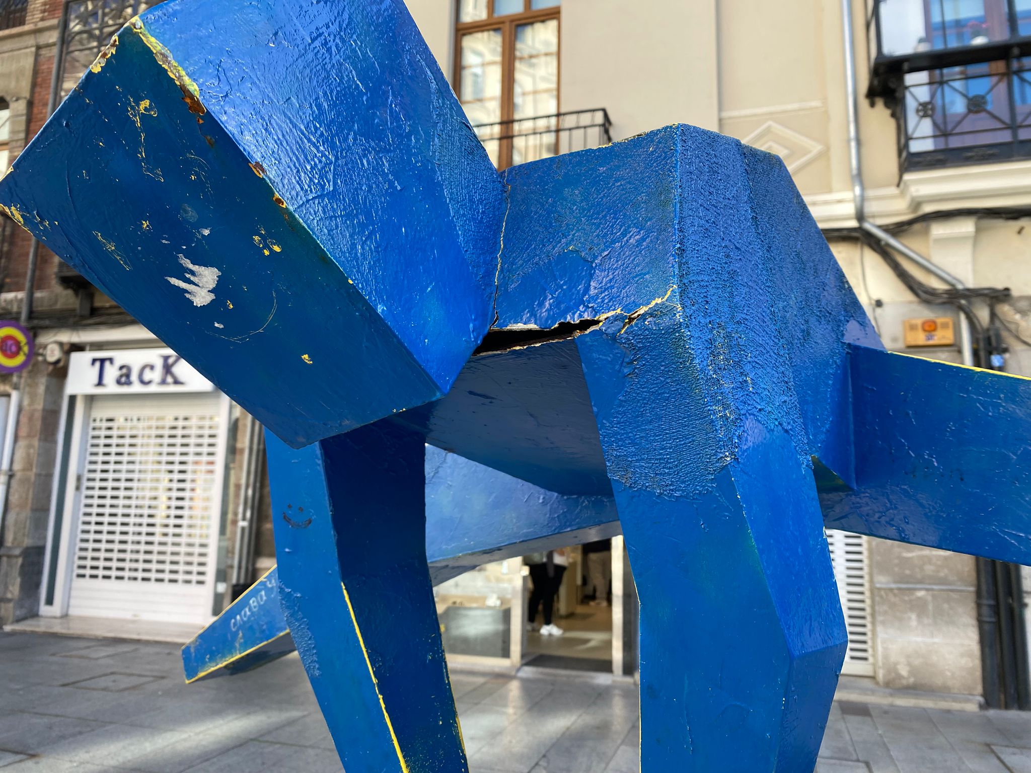 Las imágenes de la escultura vandalizada en León