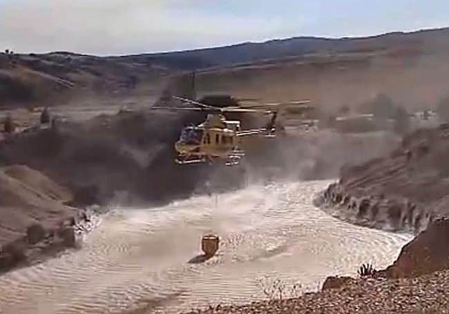Uno de los helicópteros recogiendo agua en Villaceid.