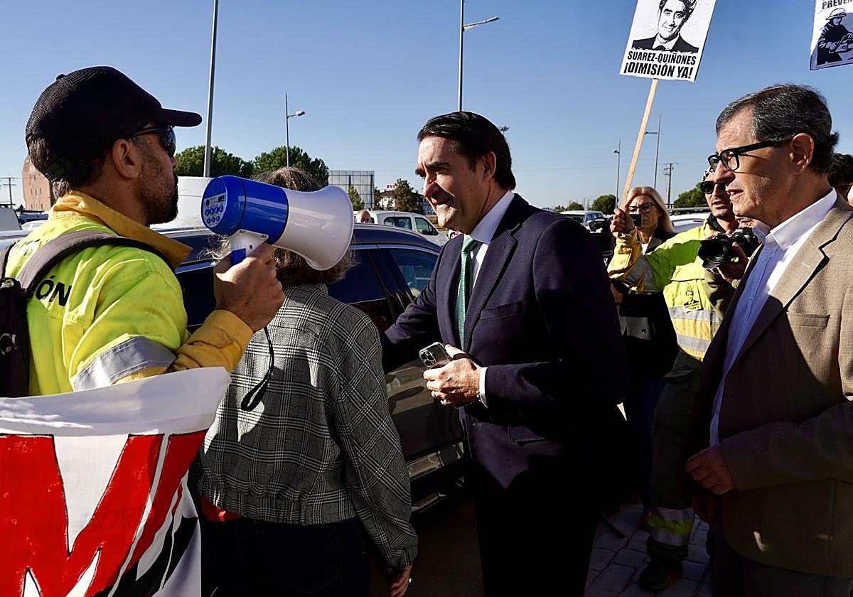 Concentración de operarios forestales durante la visita del consejero de Medio Ambiente a Villadangos del Páramo.