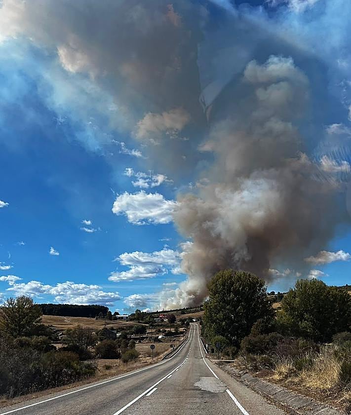 Imagen secundaria 2 - Imágenes del incendio en Riello.
