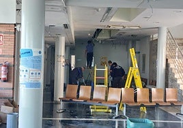 Operarios trabajan en la parte baja del centro.