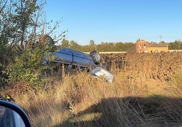 Vuelca con su coche de madrugada tras salirse de la vía en una carretera provincial