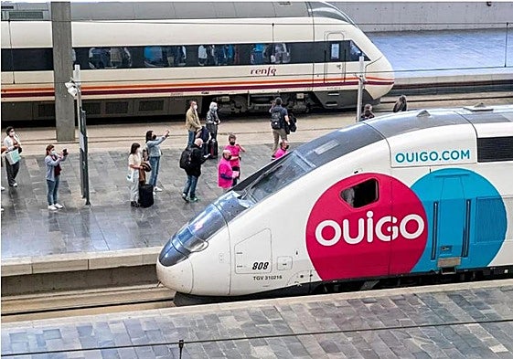 Un tren de Renfe y otro de Ouigo en la estación de Atocha.