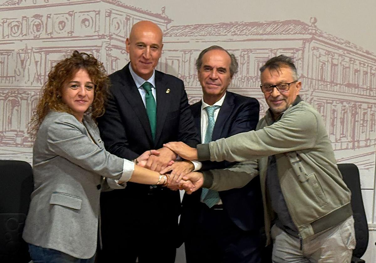 El alcalde de León, José Antonio Diez, junto a Elena Blasco (Comisiones Obreras León), Juanma Vallejo (FELE) y Enrique Guerrero (UGT León).