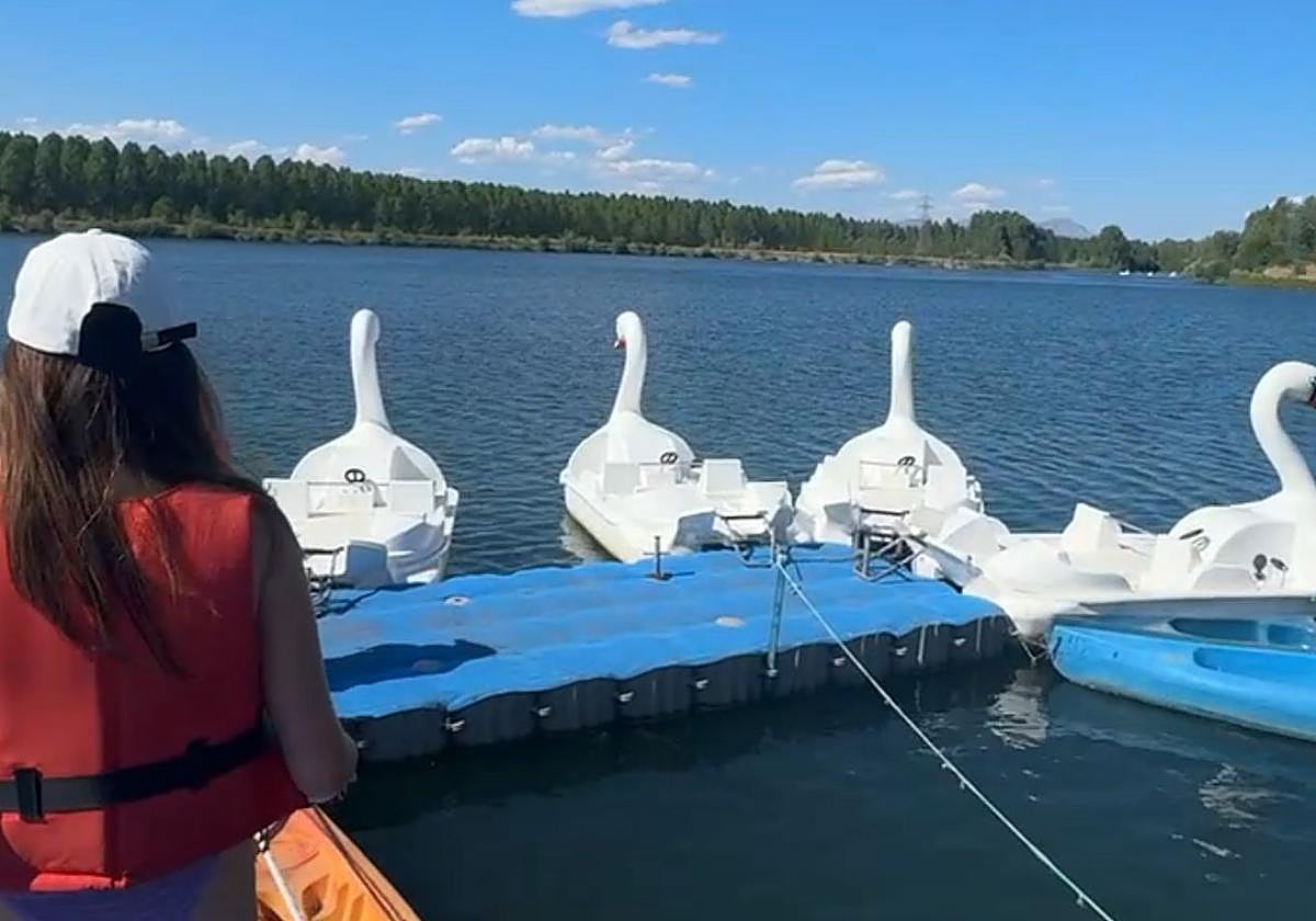 Imagen parcial del embarcadero que sale a subasta.