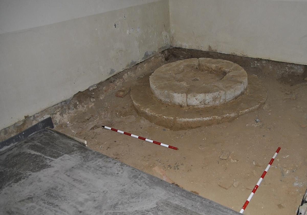 Base de la pila bautismal localizada.