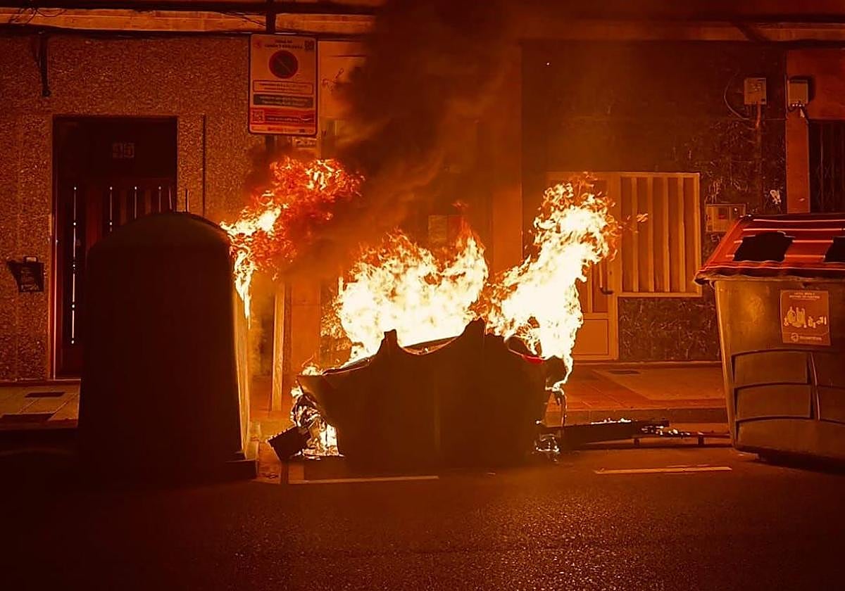 Las llamas en el incendio del contenedor en Ramón y Cajal.
