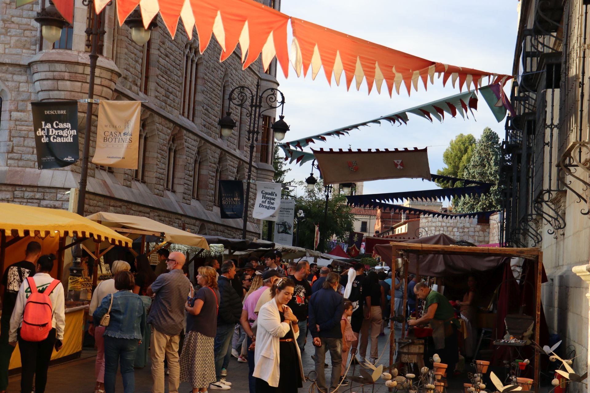 Las imágenes de un mercado que sigue dando vida a las fiestas de San Froilán