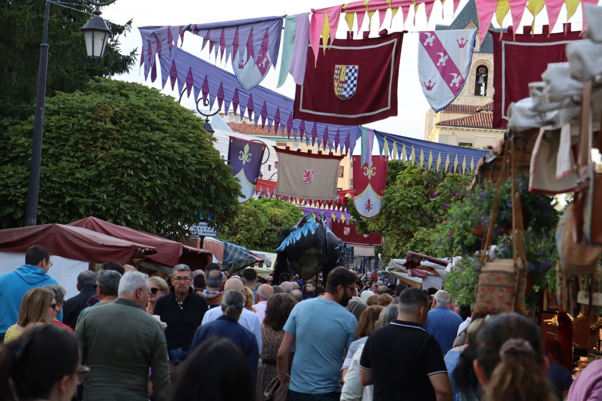 Las imágenes de un mercado que sigue dando vida a las fiestas de San Froilán