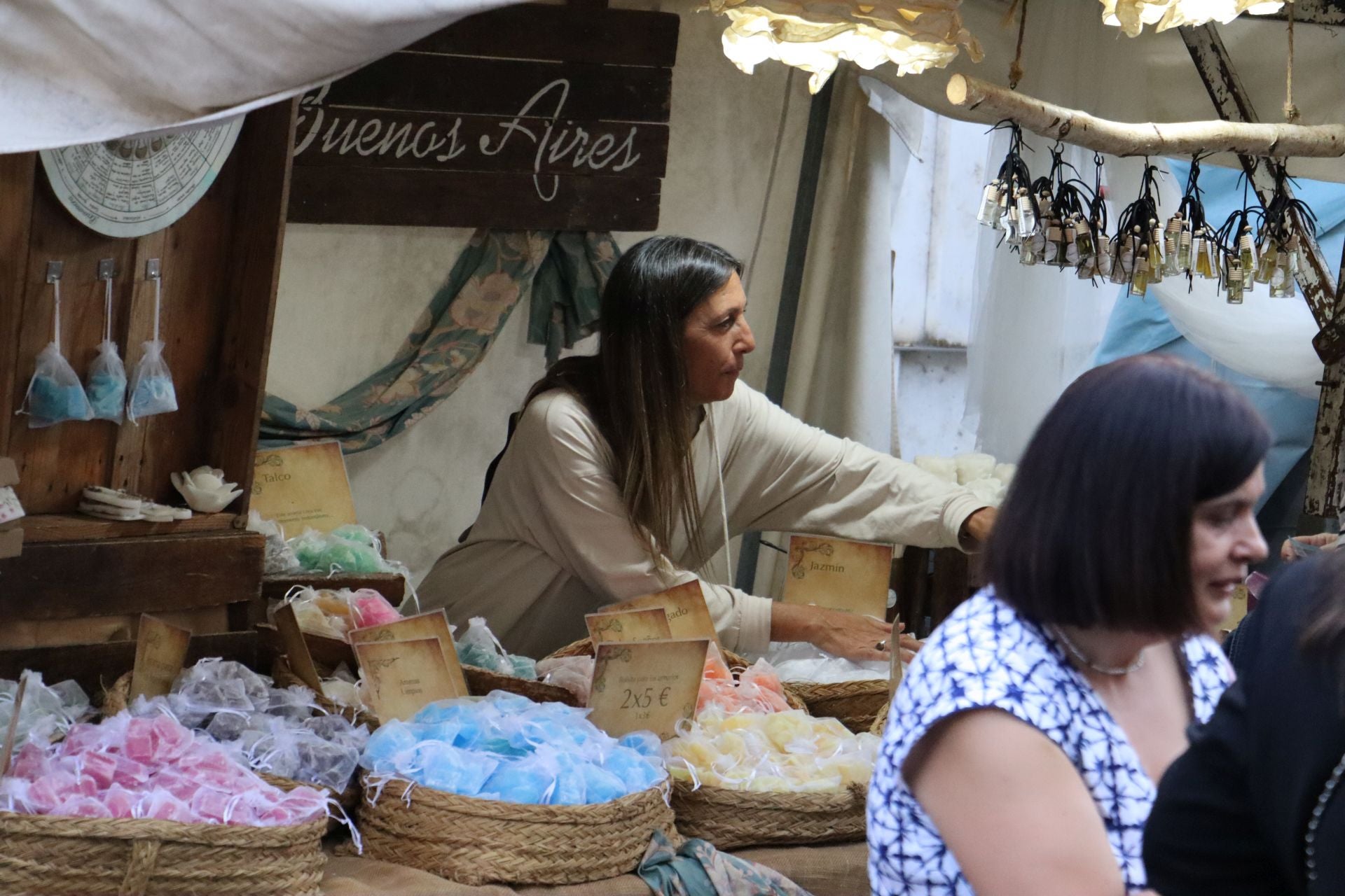 Las imágenes de un mercado que sigue dando vida a las fiestas de San Froilán
