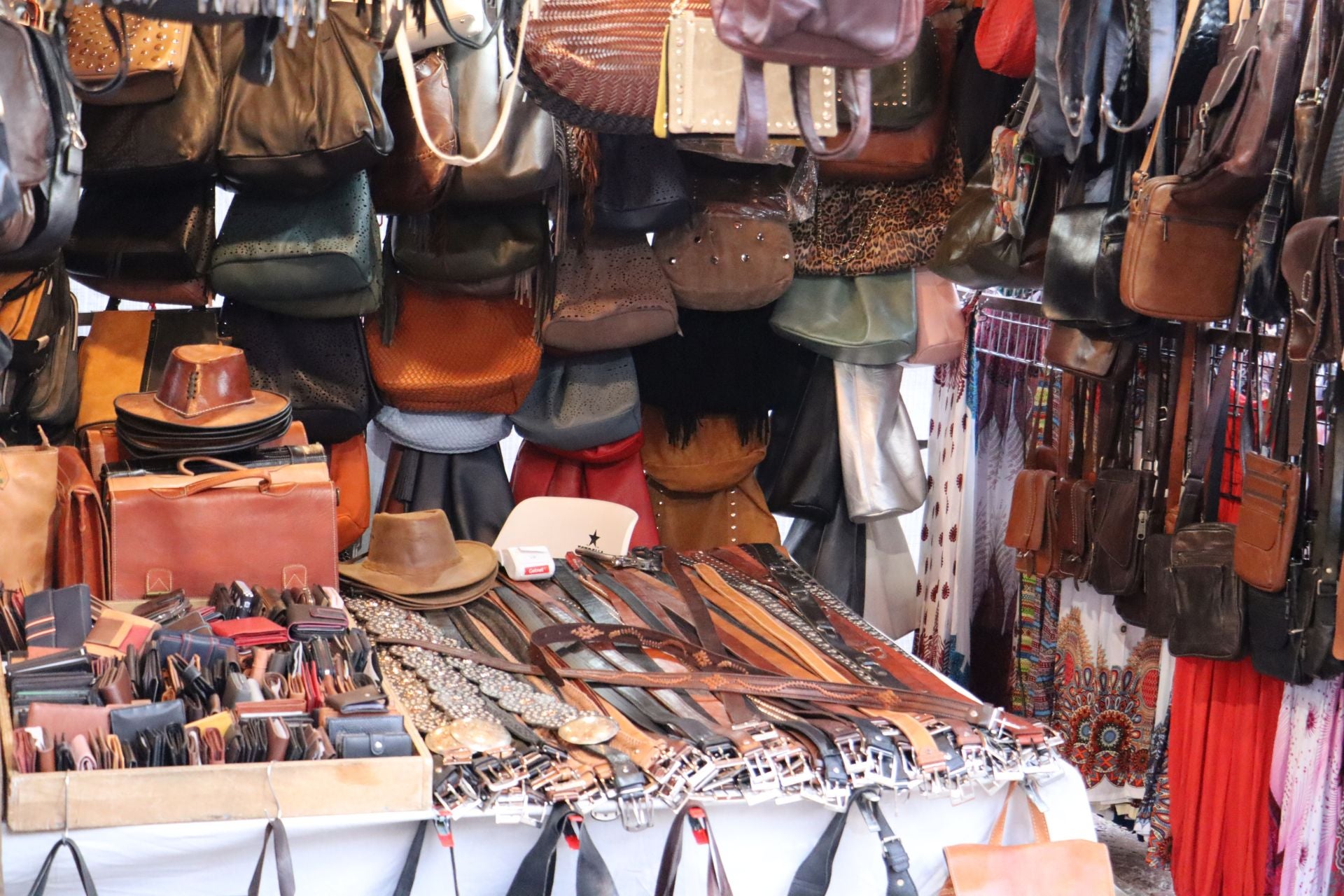 Las imágenes de un mercado que sigue dando vida a las fiestas de San Froilán