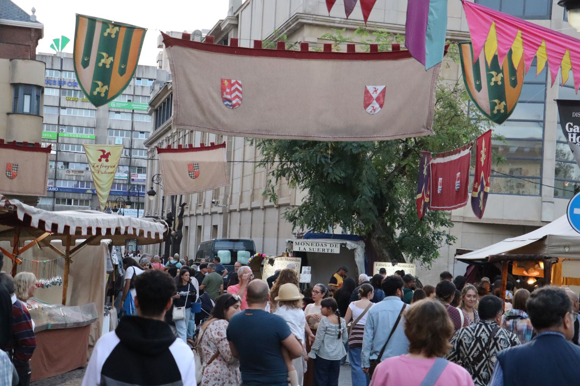 Las imágenes de un mercado que sigue dando vida a las fiestas de San Froilán