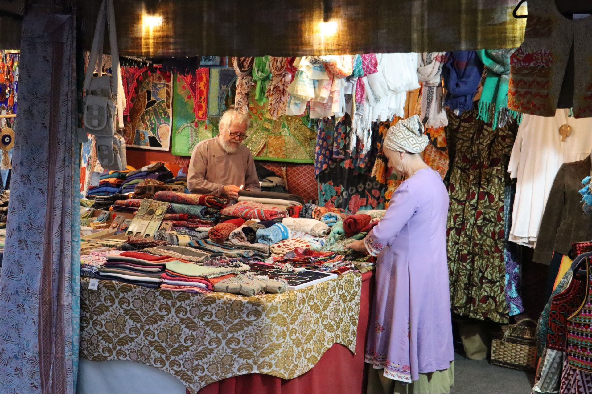Las imágenes de un mercado que sigue dando vida a las fiestas de San Froilán