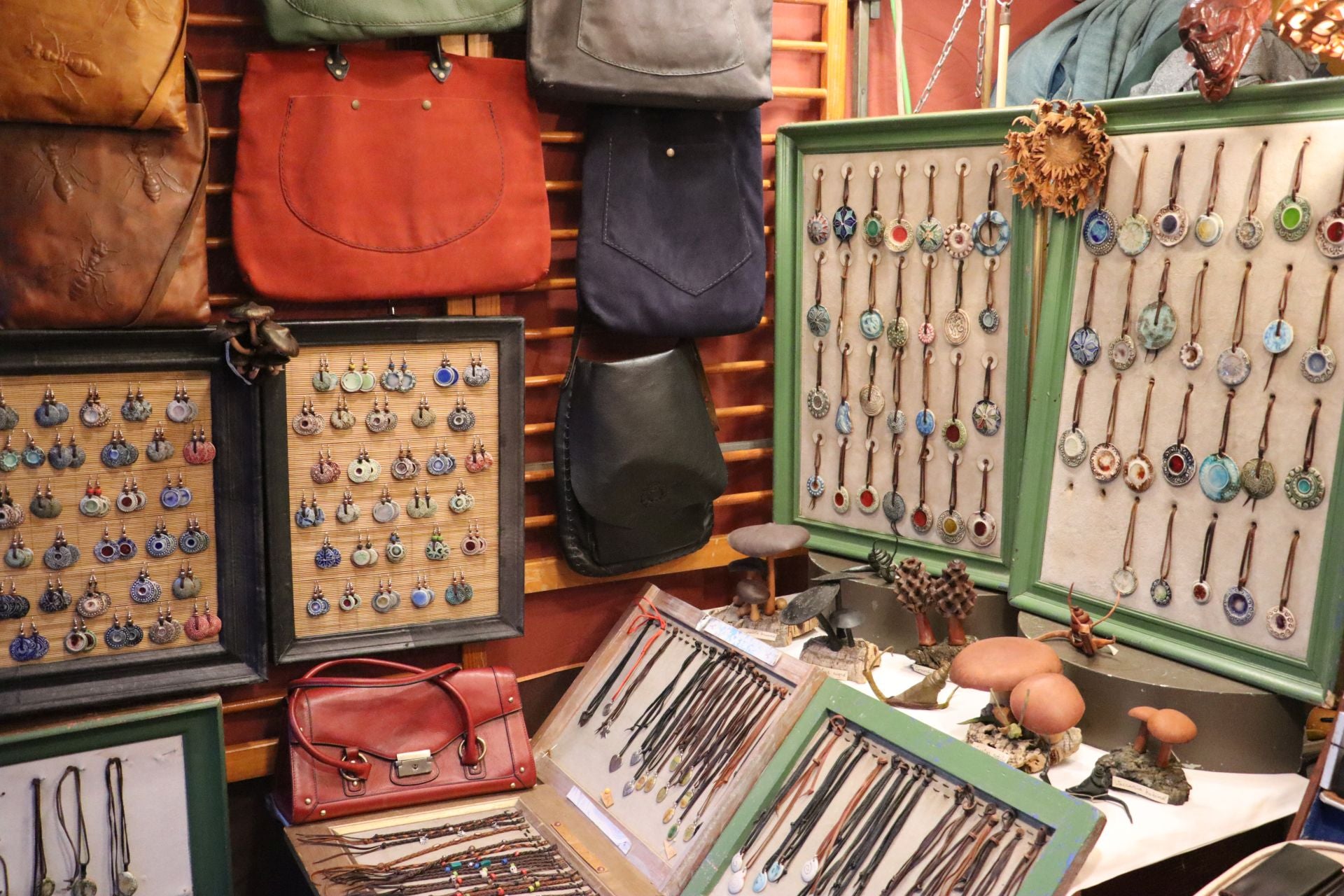 Las imágenes de un mercado que sigue dando vida a las fiestas de San Froilán