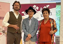 El poeta surcoreano Ko Un (C) recibe el premio Leteo.