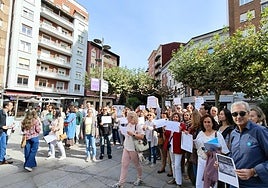 Decenas de médicos se concentran en la plaza de las Cortes Leonesas.