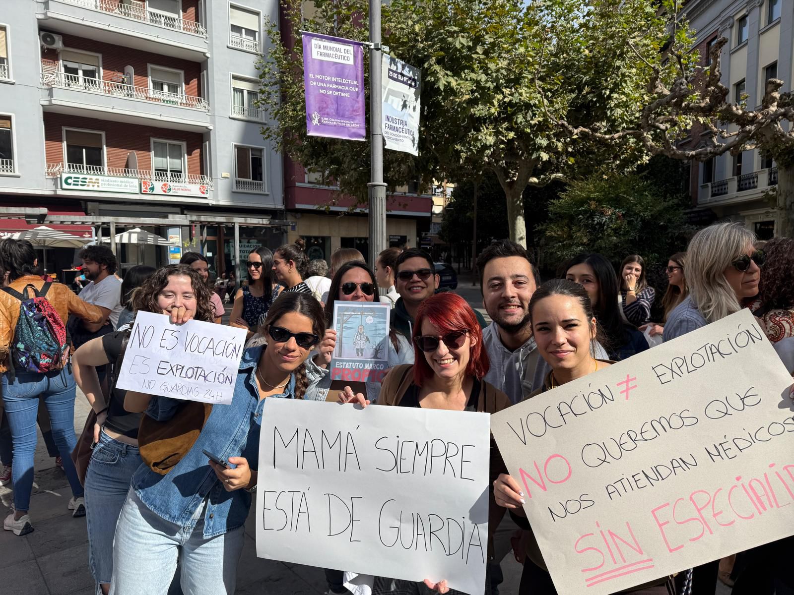 Imagen principal - El presidente del Colegio de Médicos de León, José Luis Díaz Villarig, también se concentrado junto a decenas de facultativos.