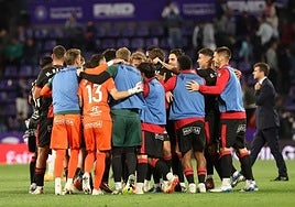 Los jugadores de la Cultural celebran el triunfo en Valladolid.