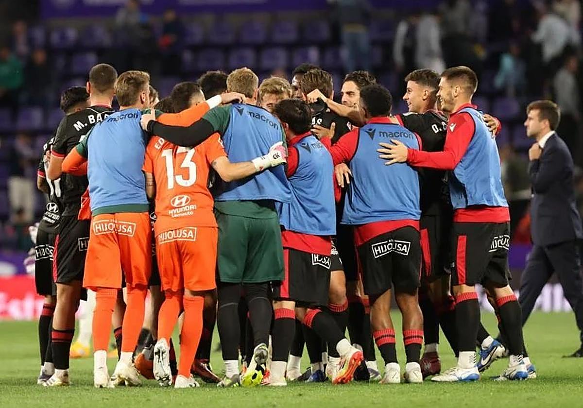 Los jugadores de la Cultural celebran el triunfo en Valladolid.
