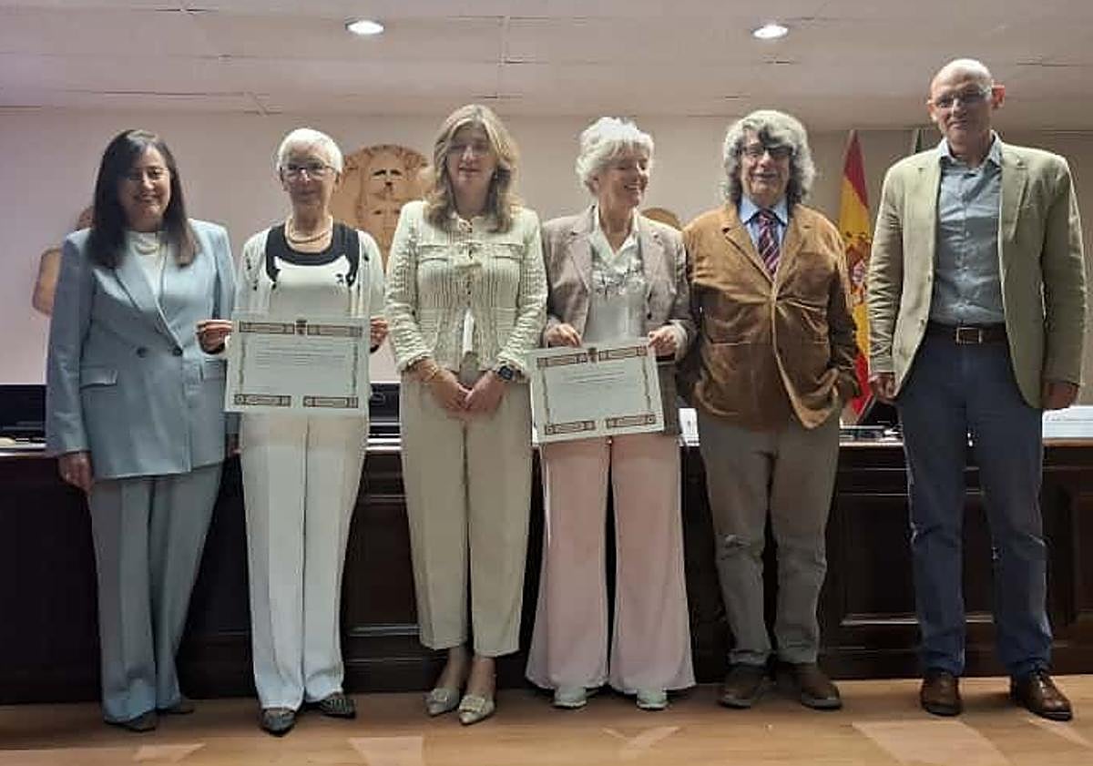 Imagen principal - Las herederas del letrado mayor de la Diputación de León donan 4.000 libros a la ULE