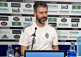 Fer Estévez, entrenador de la Deportiva, en la sala de prensa de El Toralín.