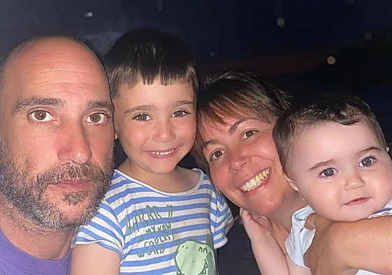 Egan y Lorena, en el centro, con el resto de su familia.