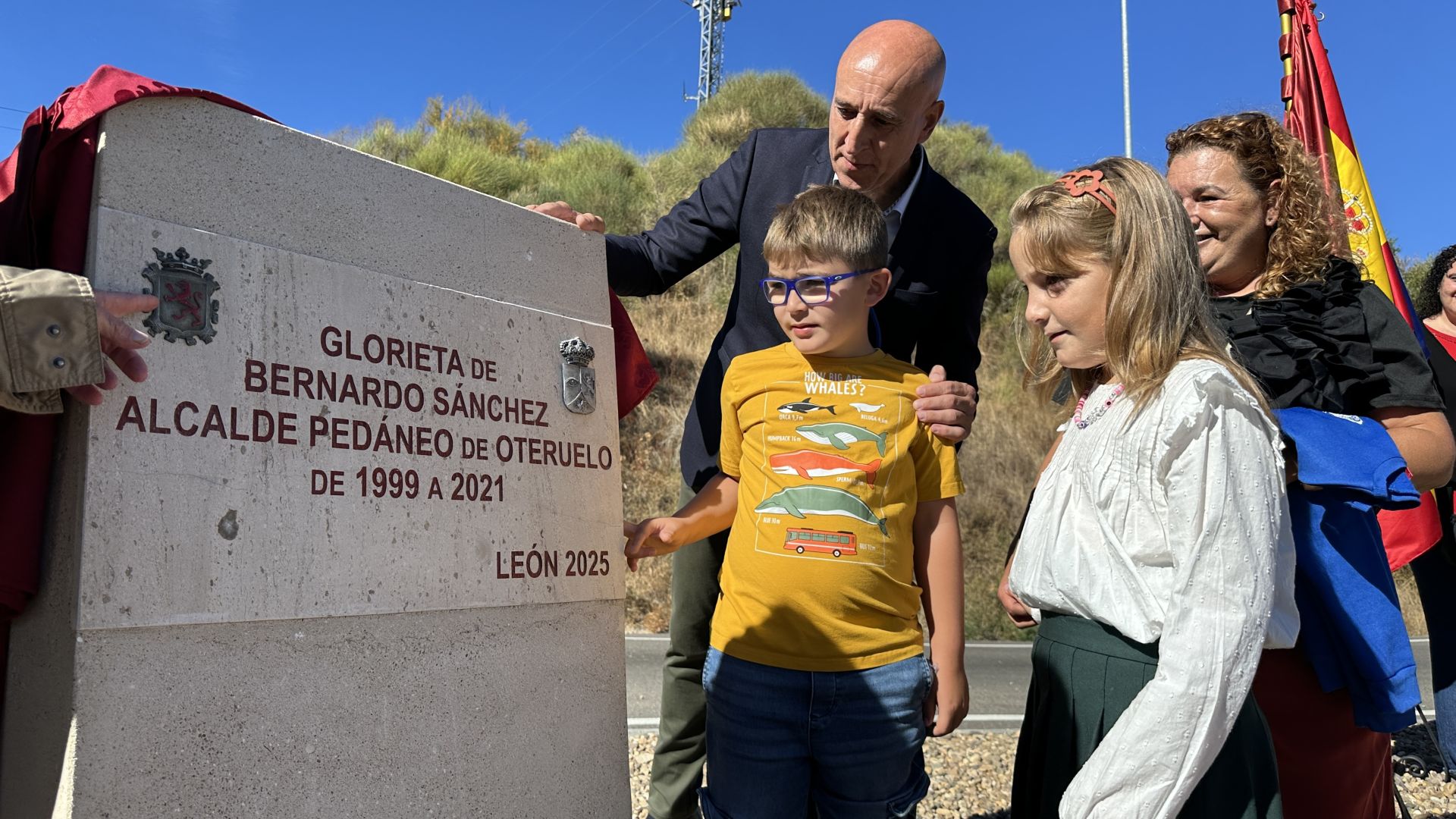 Descubrimiento de la placa conmemorativa en honor a Bernardo Sánchez.