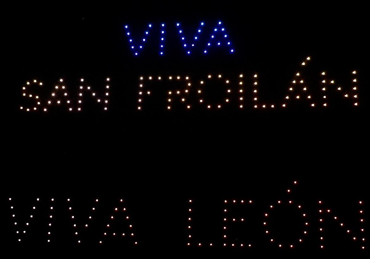 Más de 300 drones dibujan la historia y tradición de León en el cielo