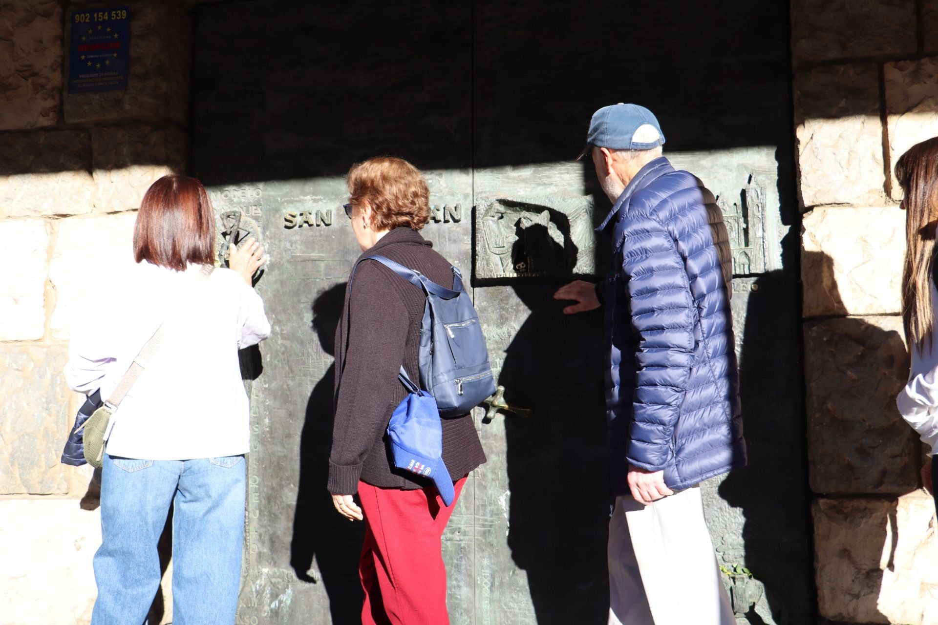 La divertida tradición de tocar la nariz a San Froilán: un gesto de cariño y perdón en León