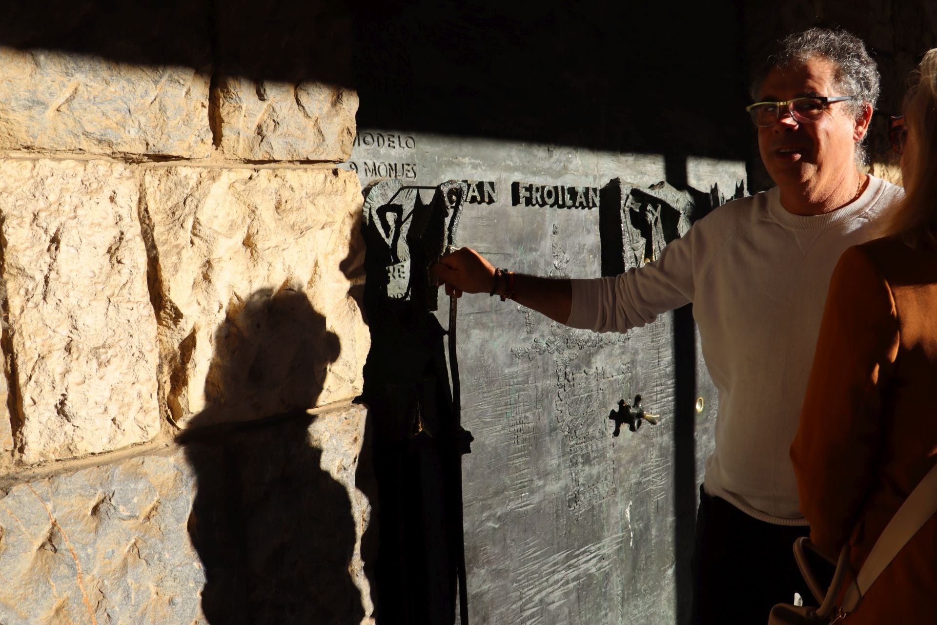 La divertida tradición de tocar la nariz a San Froilán: un gesto de cariño y perdón en León