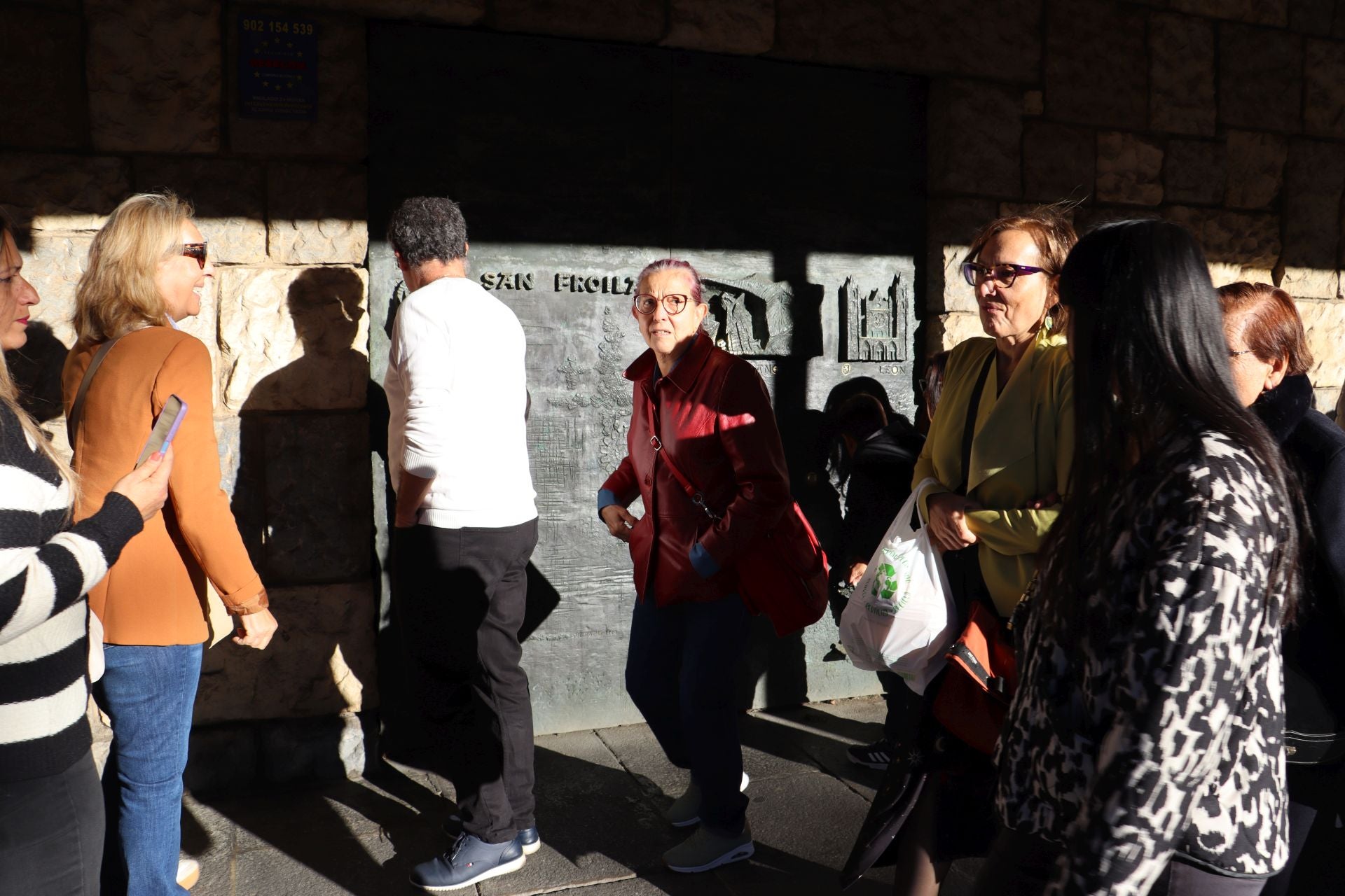 La divertida tradición de tocar la nariz a San Froilán: un gesto de cariño y perdón en León