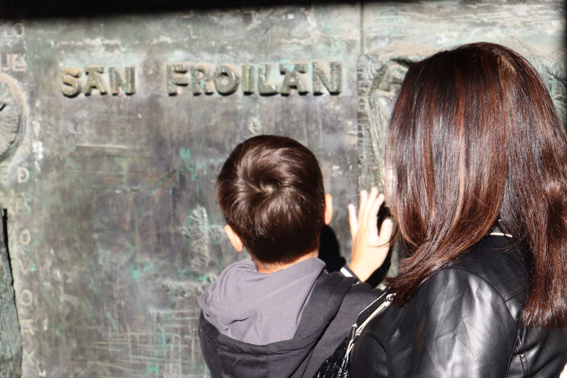 La divertida tradición de tocar la nariz a San Froilán: un gesto de cariño y perdón en León