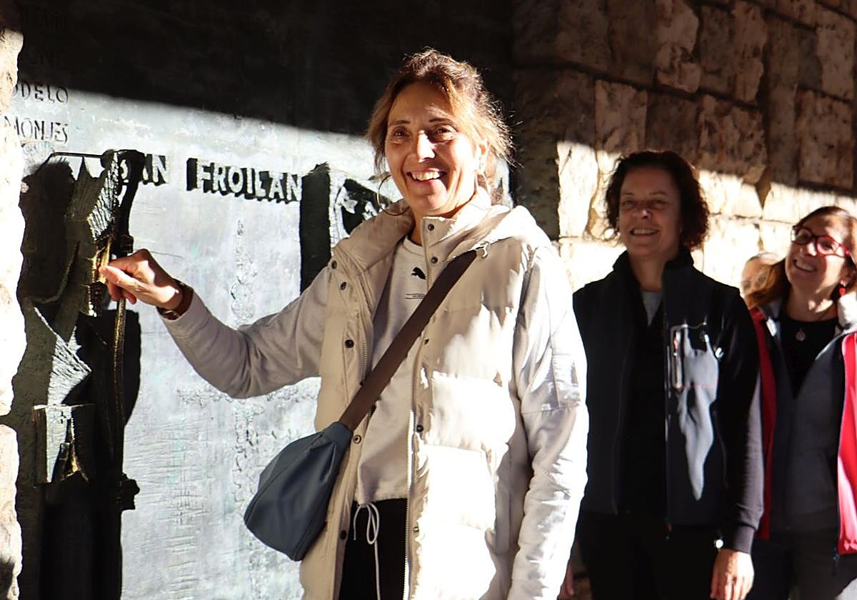 La divertida tradición de tocar la nariz a San Froilán: un gesto de cariño y perdón en León