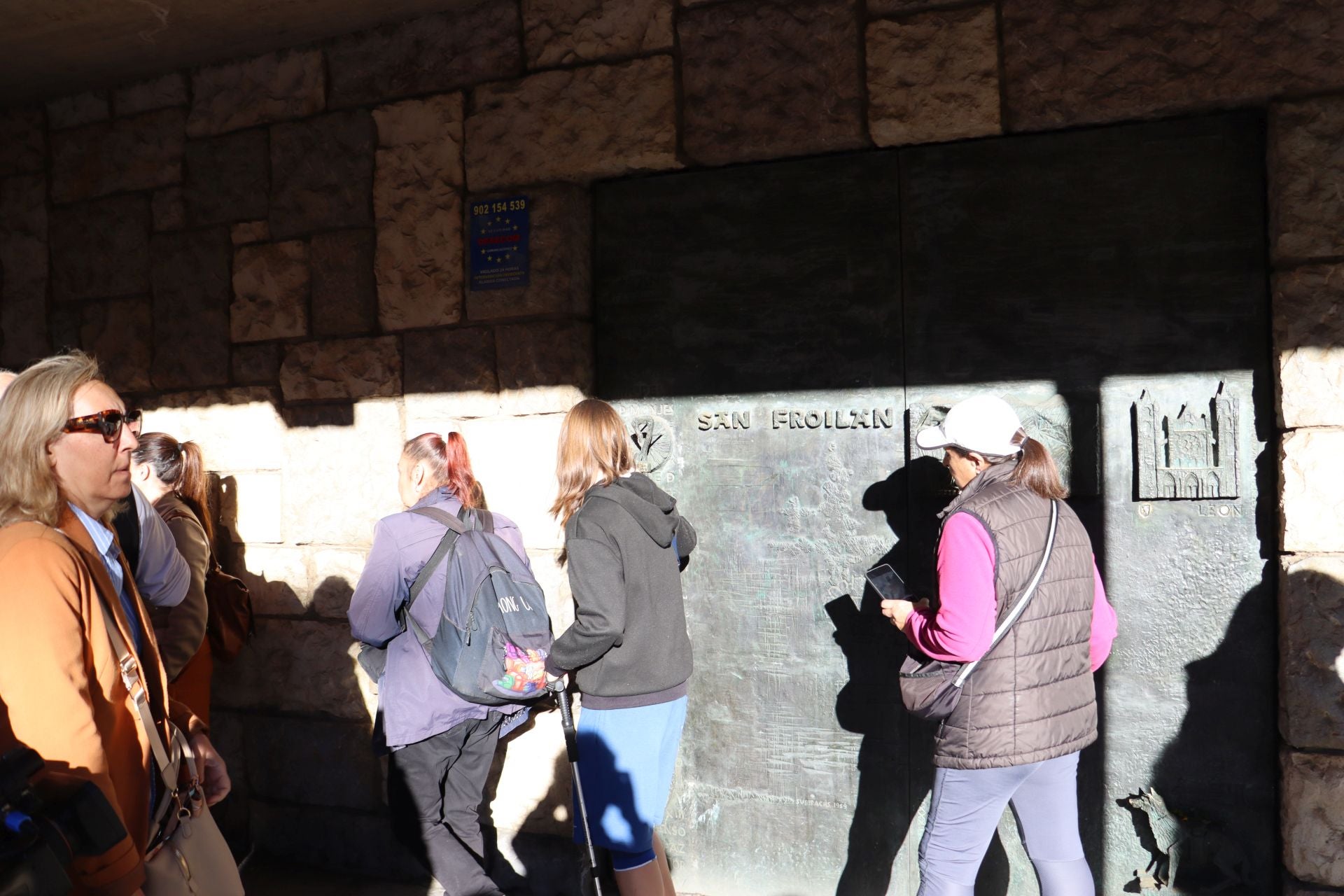 La divertida tradición de tocar la nariz a San Froilán: un gesto de cariño y perdón en León