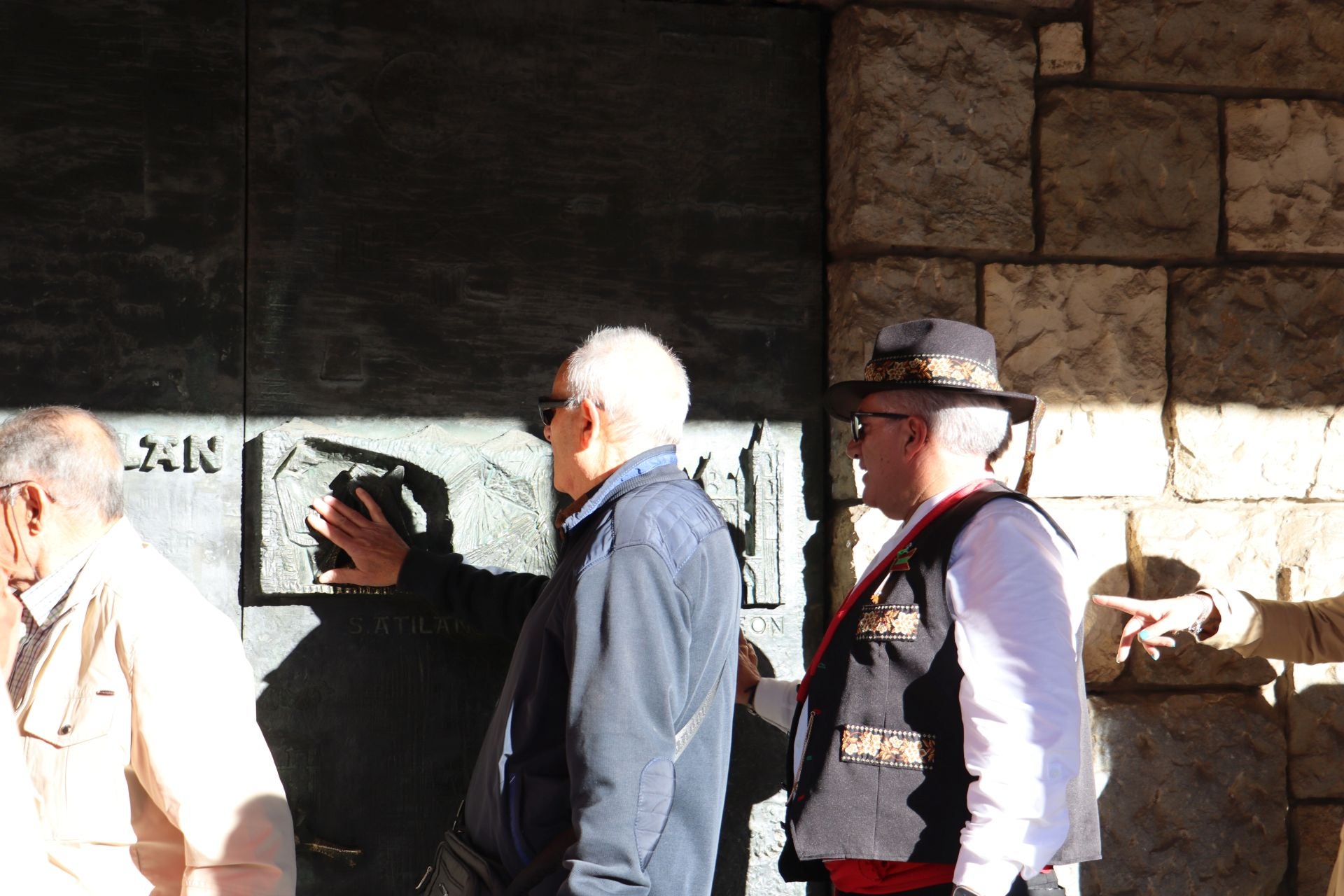 La divertida tradición de tocar la nariz a San Froilán: un gesto de cariño y perdón en León