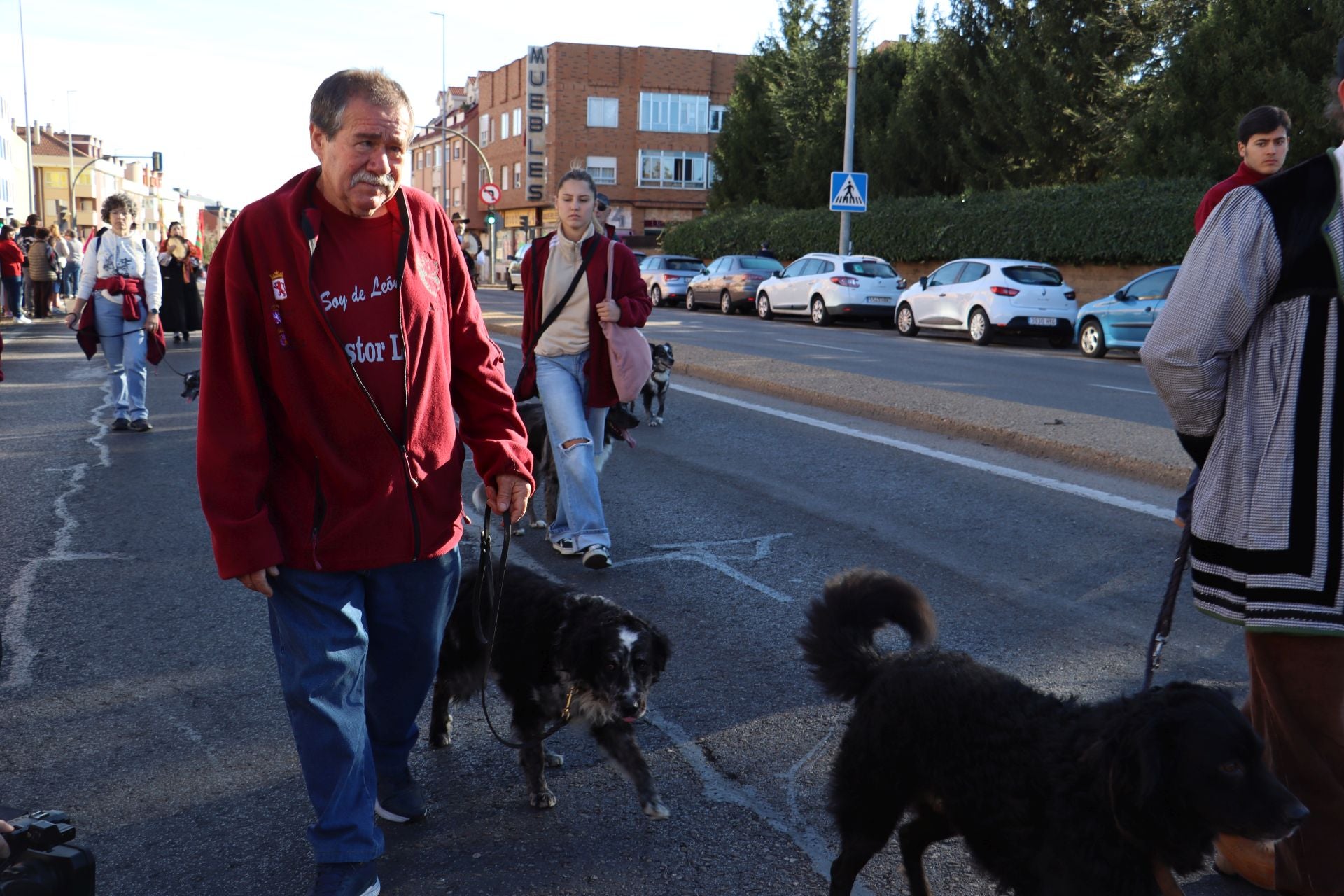 Pendones al cielo con el hombro, con una mano o con la barbilla