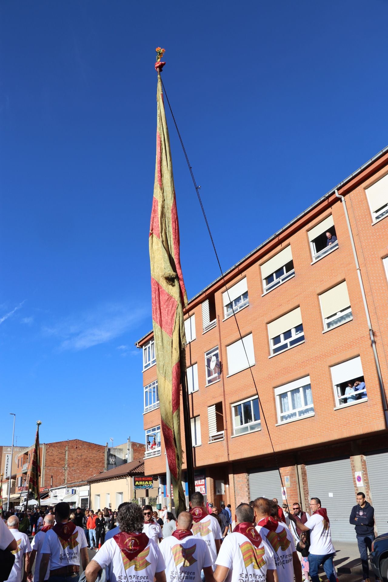 Pendones al cielo con el hombro, con una mano o con la barbilla