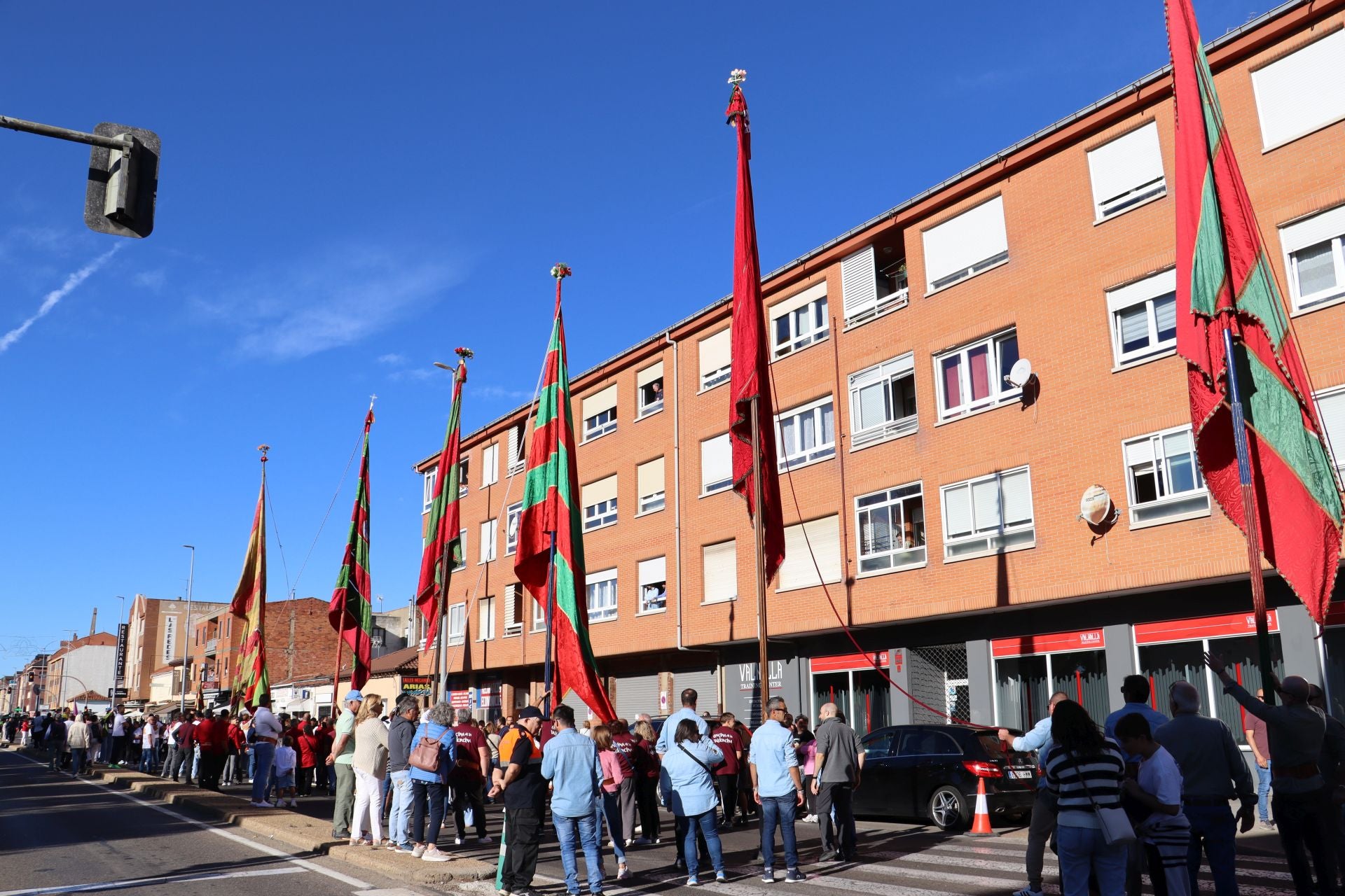 Pendones al cielo con el hombro, con una mano o con la barbilla