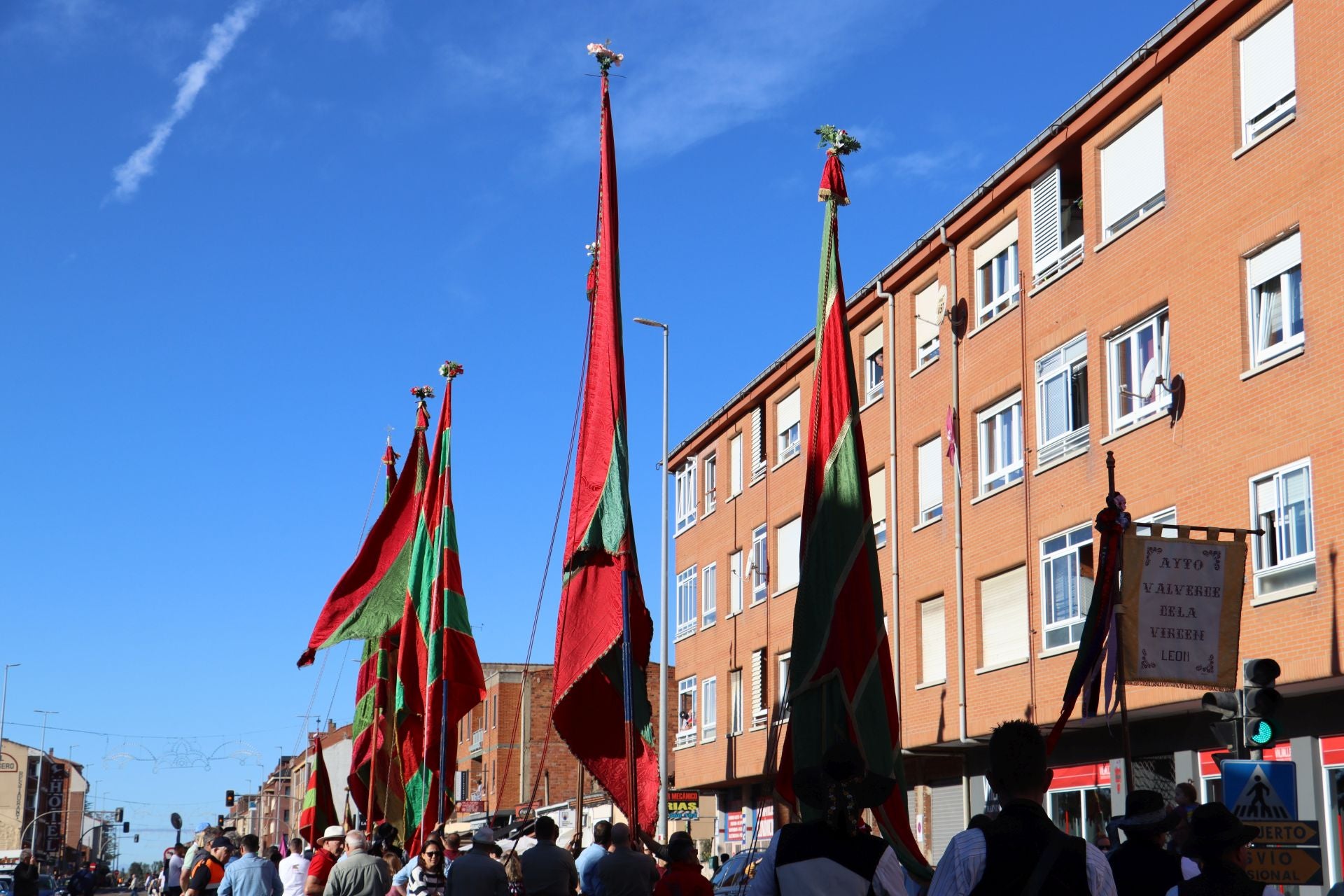 Pendones al cielo con el hombro, con una mano o con la barbilla
