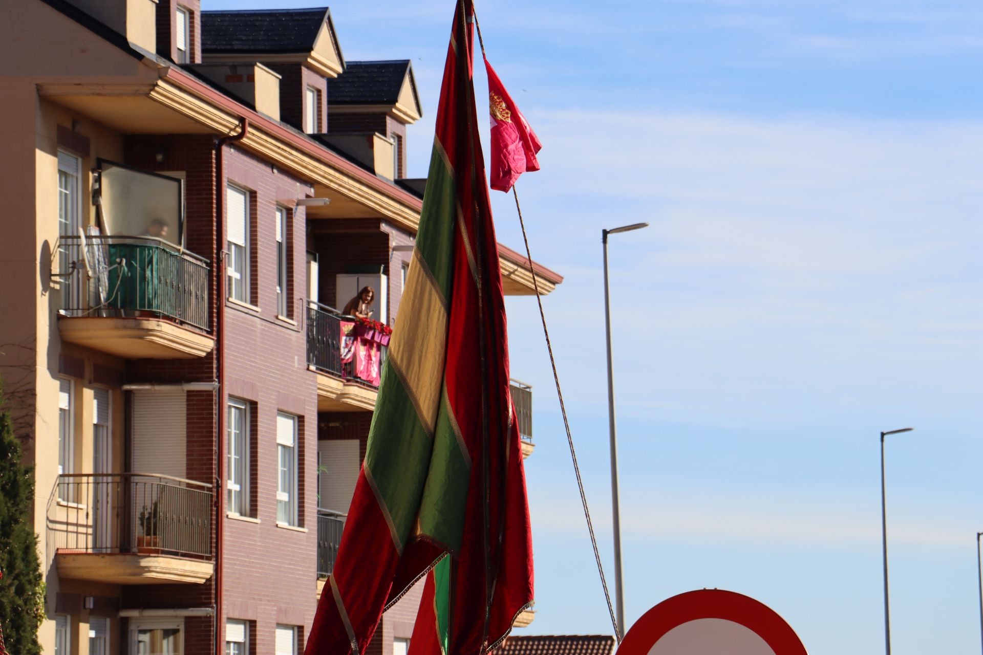 Pendones al cielo con el hombro, con una mano o con la barbilla