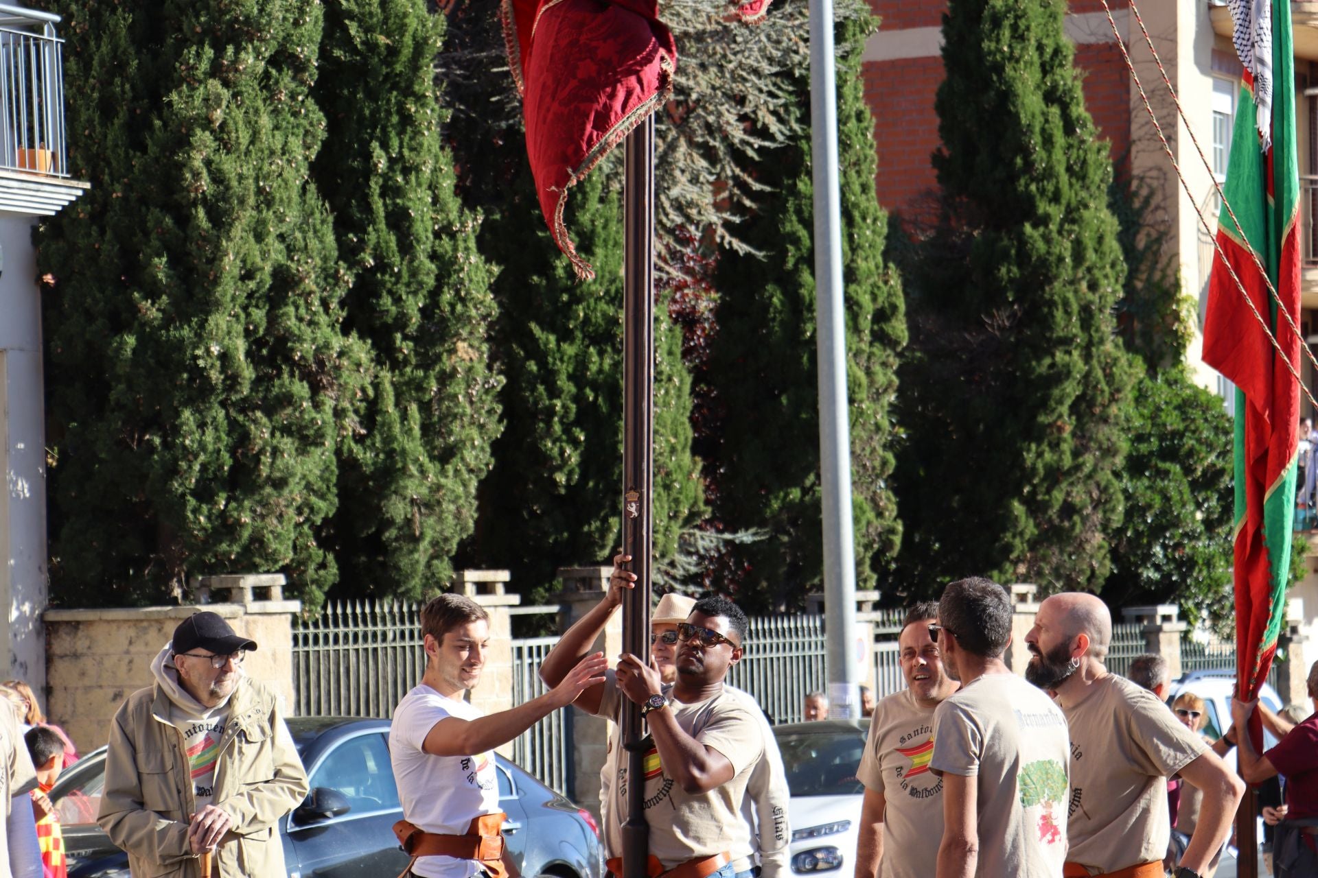 Pendones al cielo con el hombro, con una mano o con la barbilla